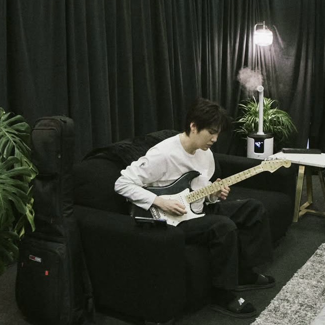 Foto aktivitas terbaru SUGA (BTS)