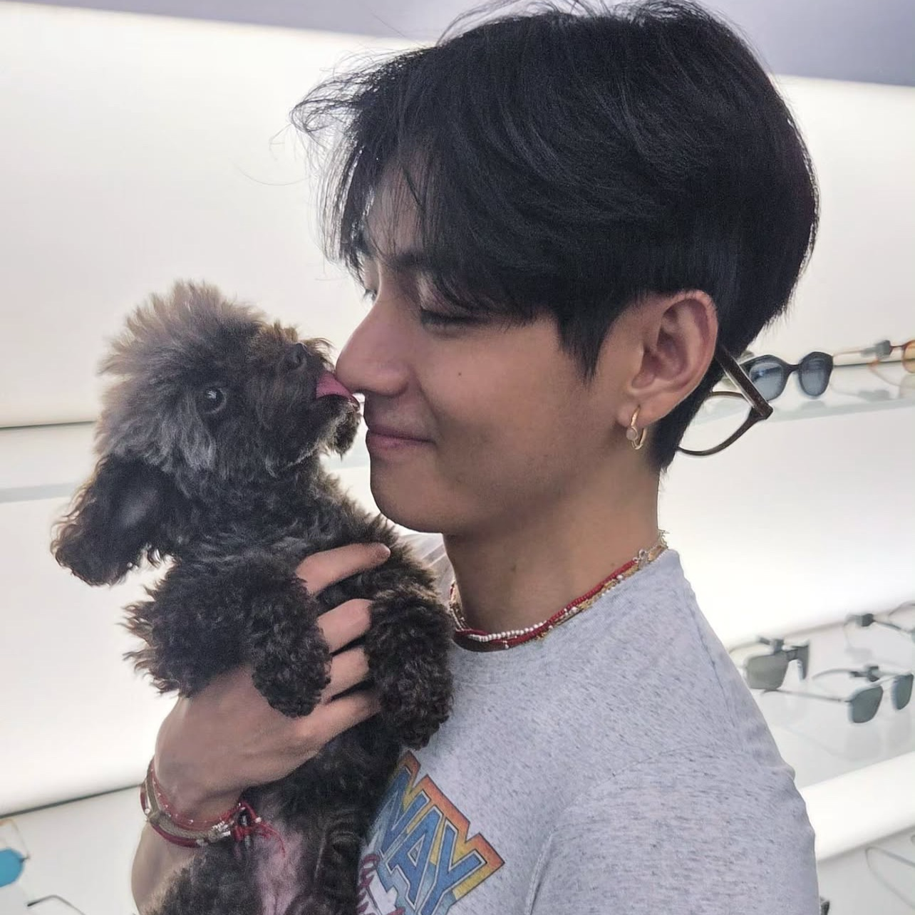 뷔 (방탄소년단)의 최신 사진