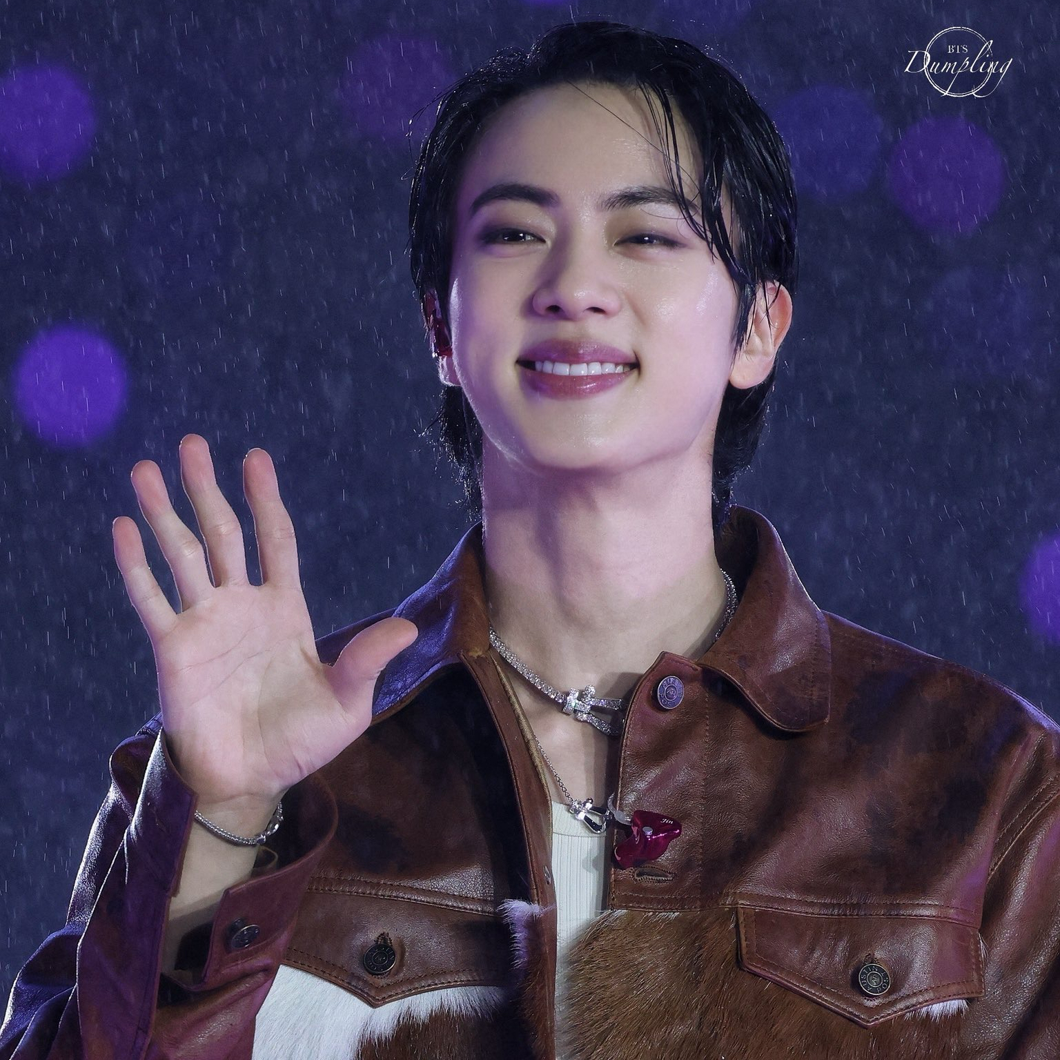 Momen yang diabadikan oleh penggemar Jin (BTS)