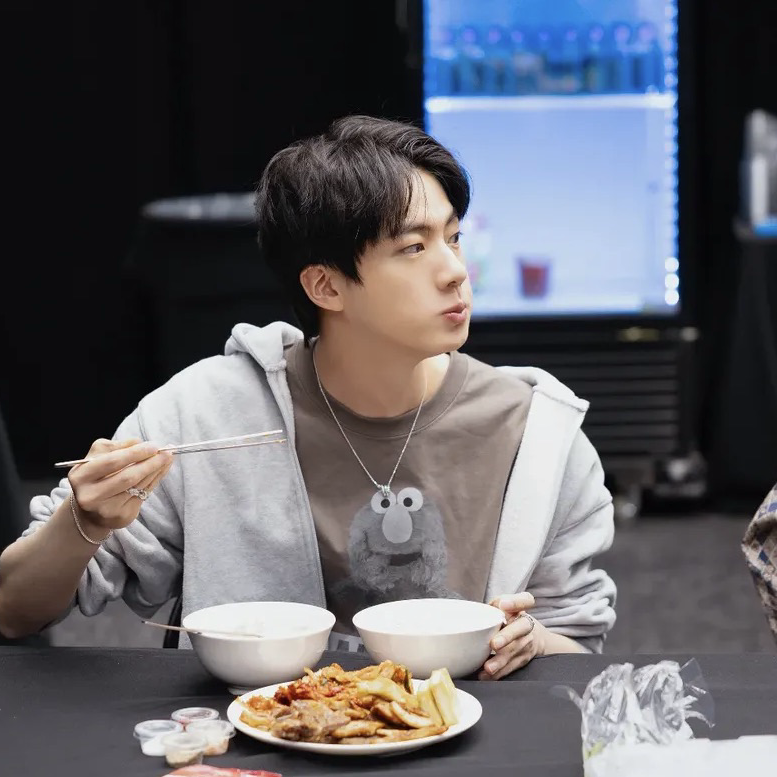 Foto aktivitas terbaru Jin (BTS)