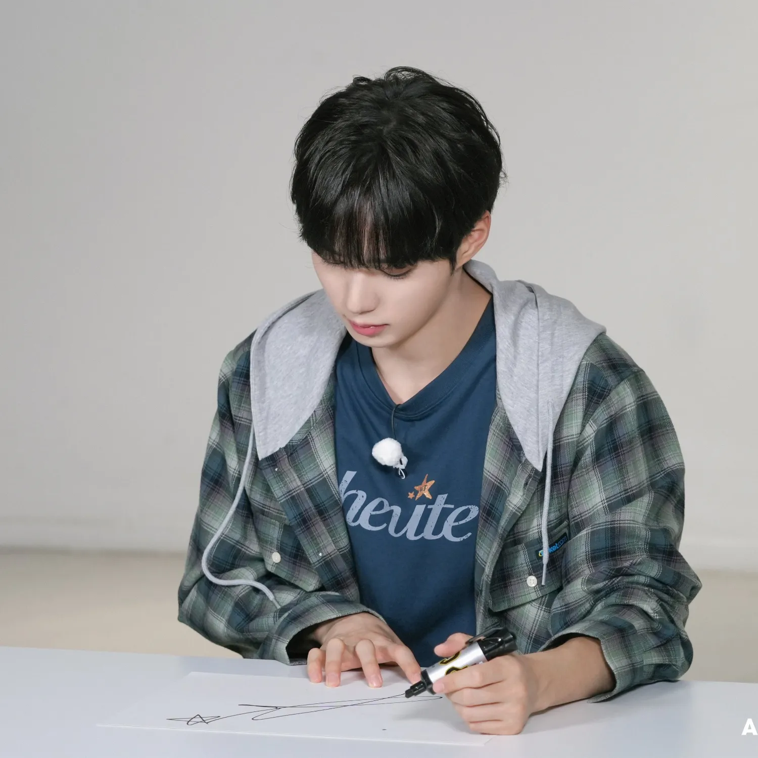 Behind-the-scenes cut of Kim Junseo (ALPHA DRIVE ONE)