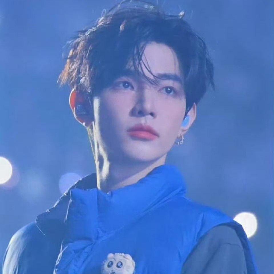 A moment captured by Zhang Hao's fan