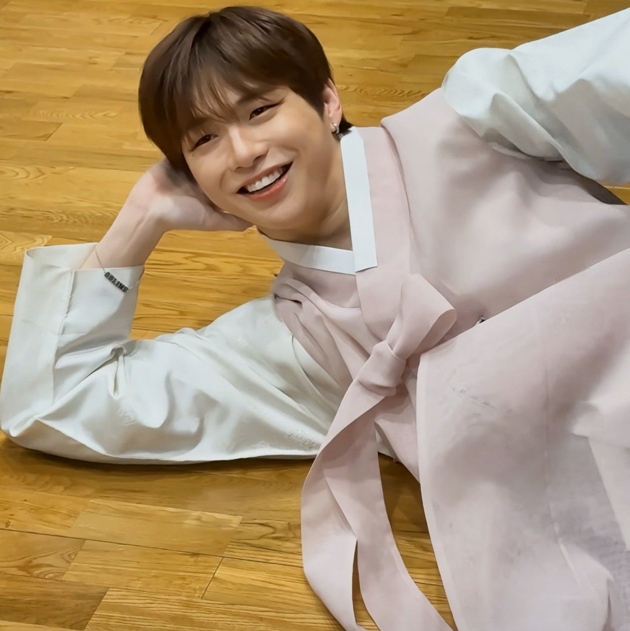 강다니엘의 비하인드 컷