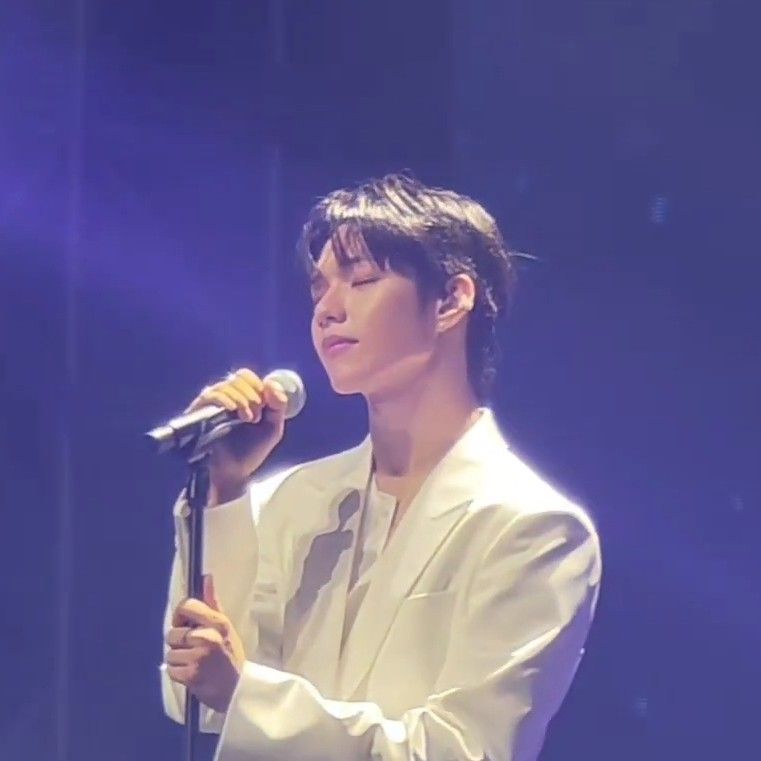 A moment captured by JL (AHOF)'s fan