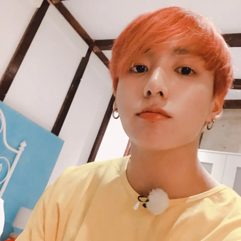 Foto aktivitas terbaru Jungkook (BTS)