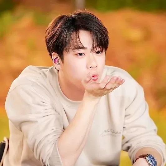 A moment captured by Moonbin (ASTRO)'s fan