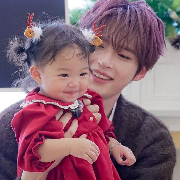 Foto terbaru Sung Hanbin (ZEROBASEONE)