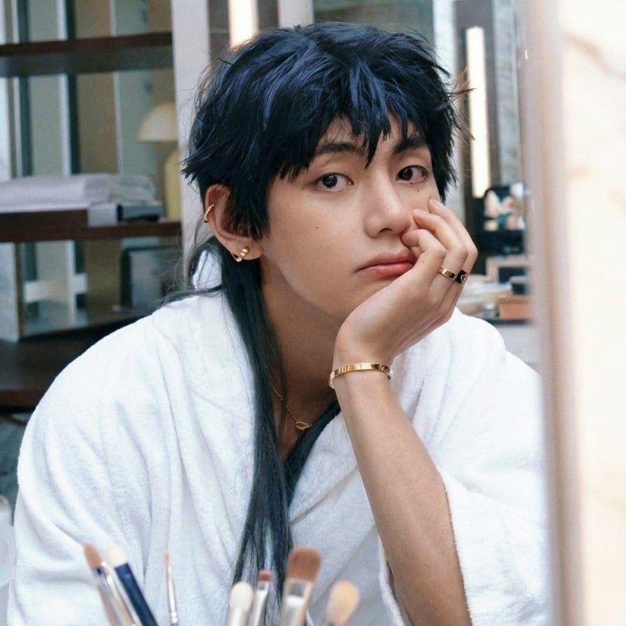 뷔 (방탄소년단)의 최신 사진