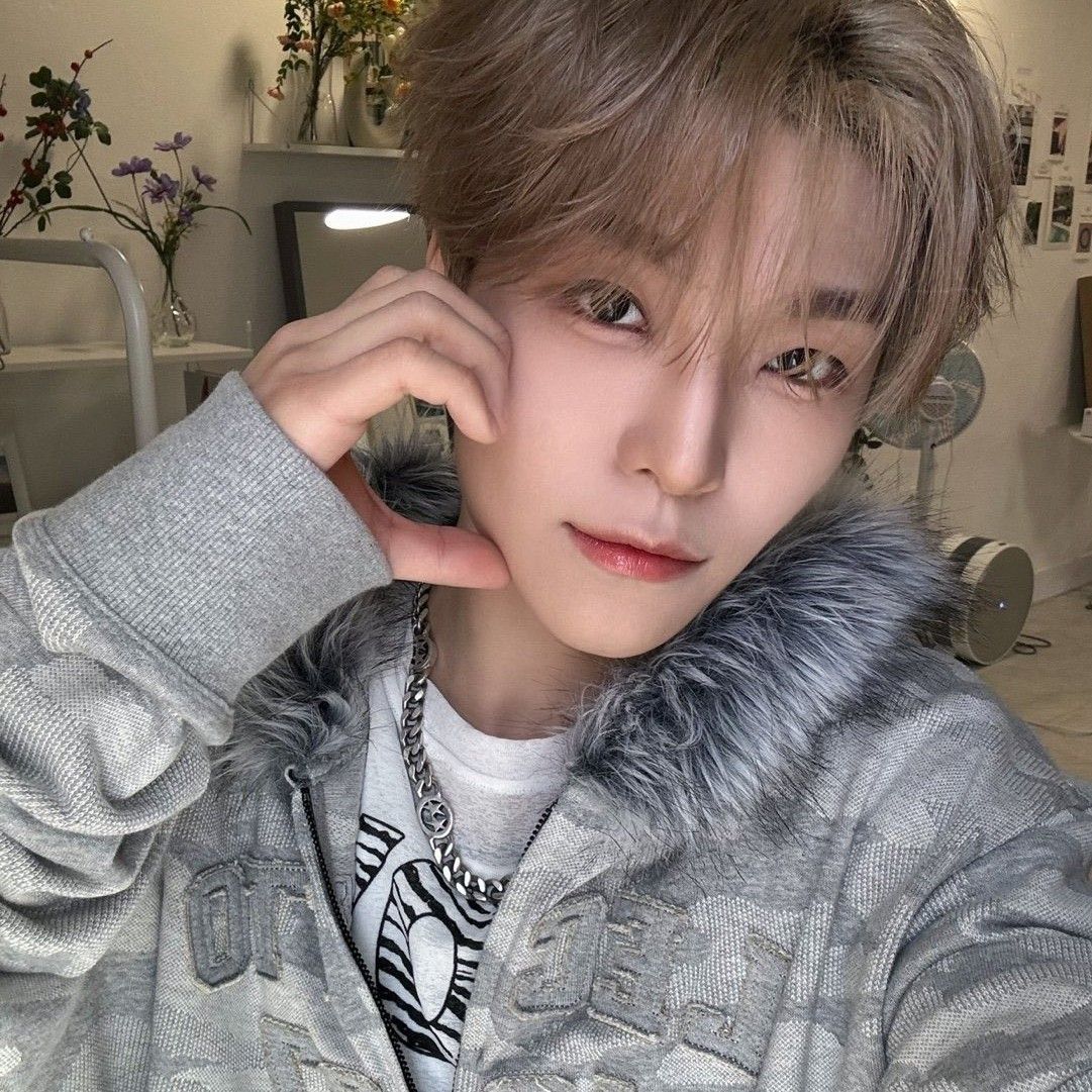 A moment captured by He Xinlong (ALPHA DRIVE ONE)'s fan