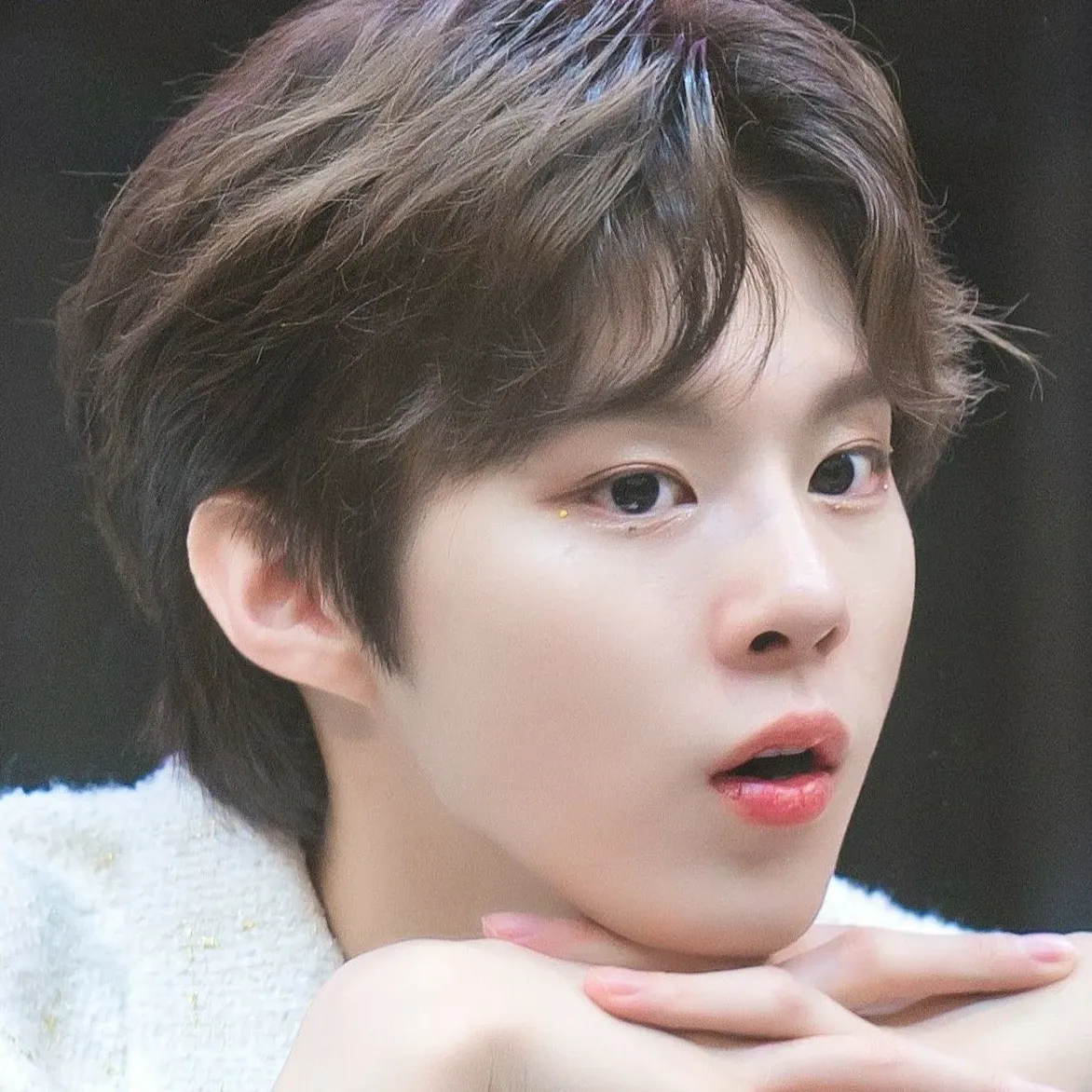 Behind-the-scenes cut of Kim Wooseok