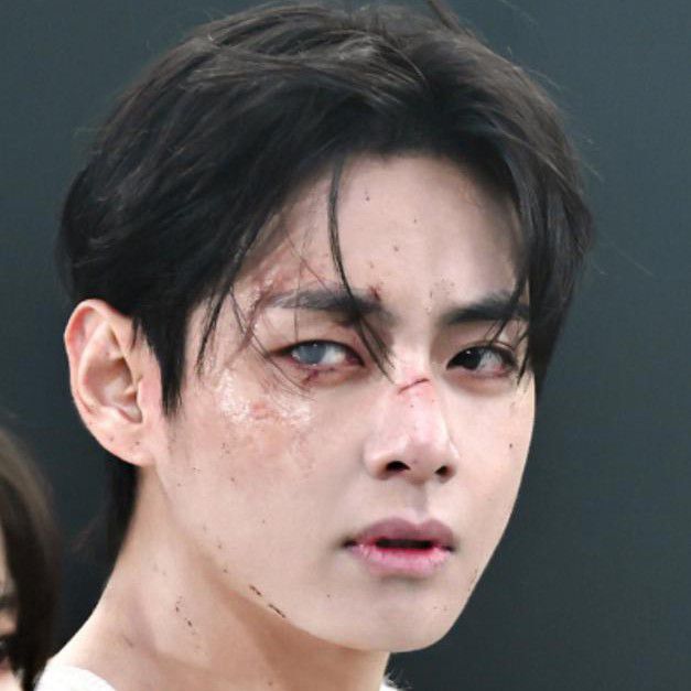 뷔 (방탄소년단)의 최신 사진