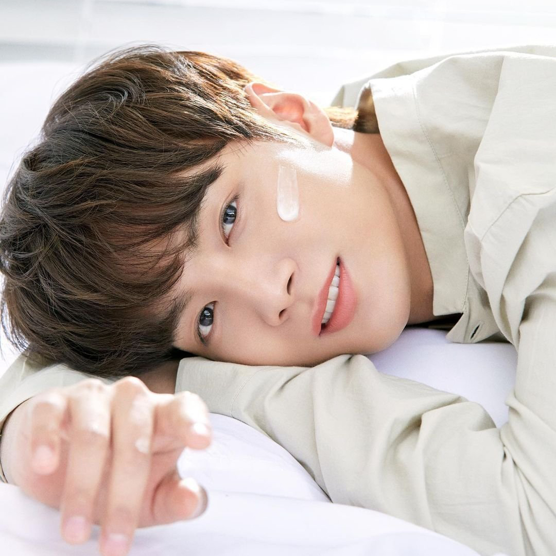 A moment captured by Kim Jonghyeon's fan