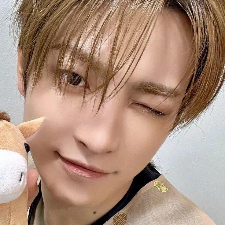 弘中 (ATEEZ)的最新活动照片