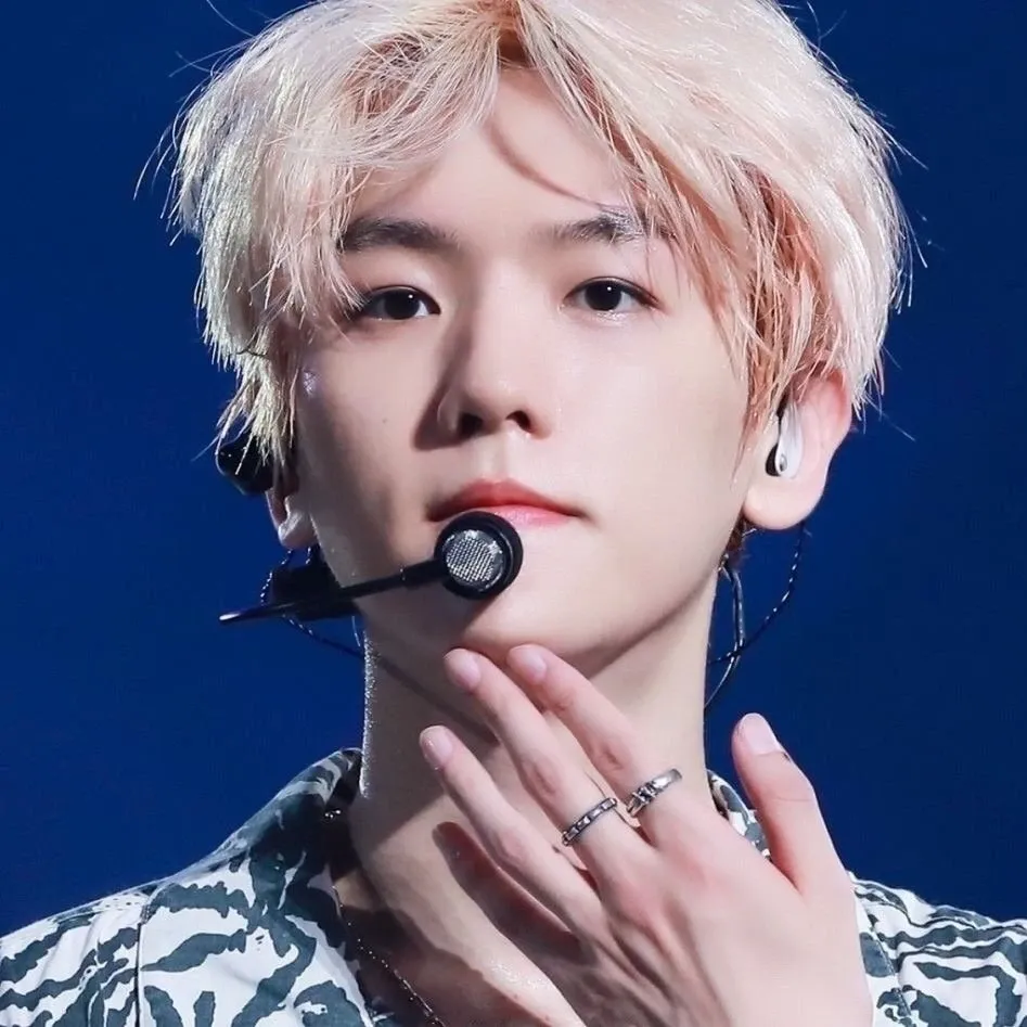 백현 (EXO)의 최신 사진