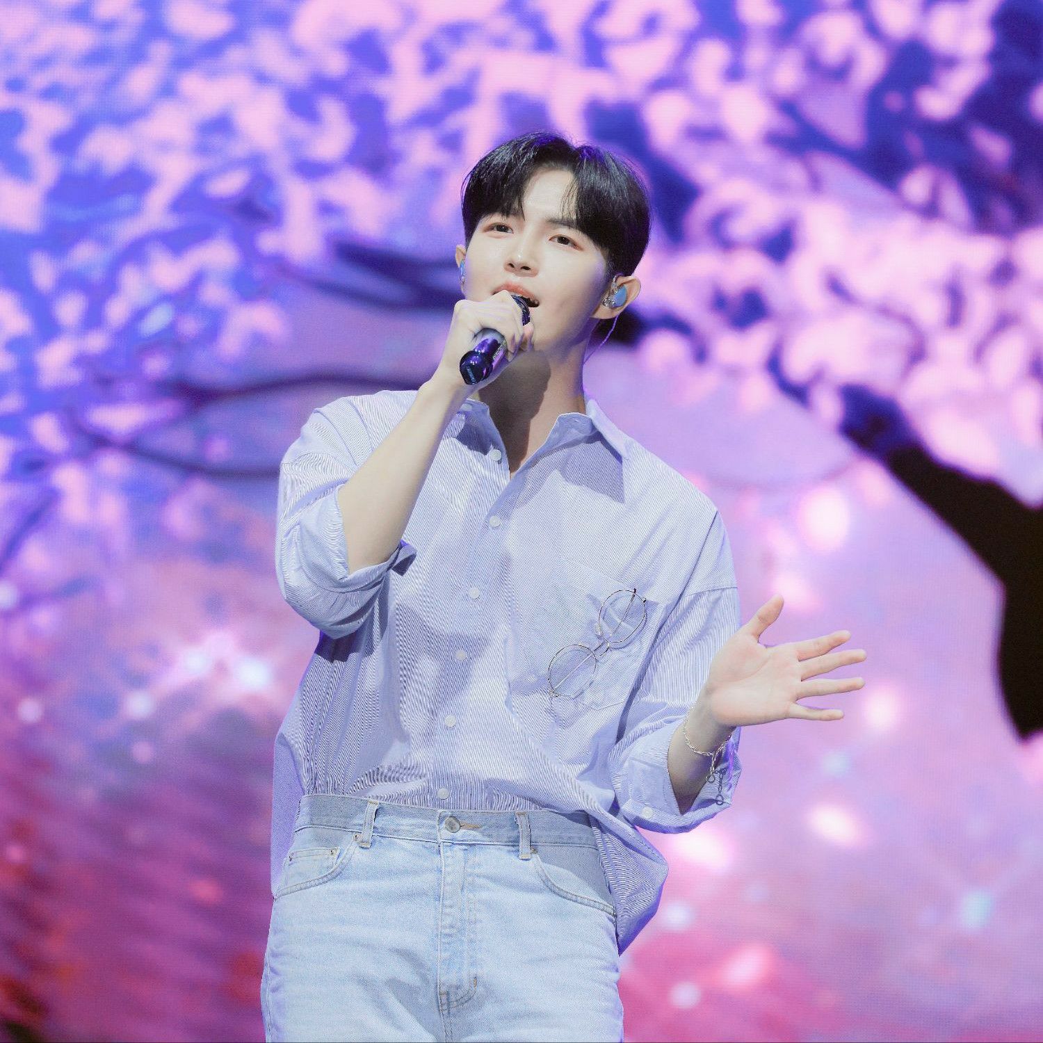 Foto aktivitas terbaru Kim Jaehwan