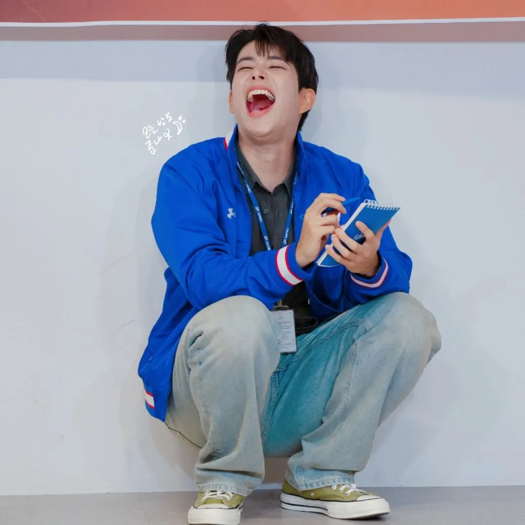 A moment captured by MJ (ASTRO)'s fan