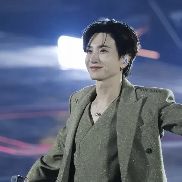 Behind-the-scenes cut of Leeteuk (Super Junior)