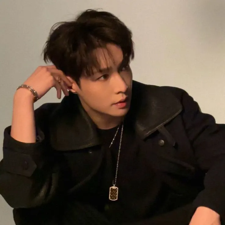 Behind-the-scenes cut of Lay (EXO)