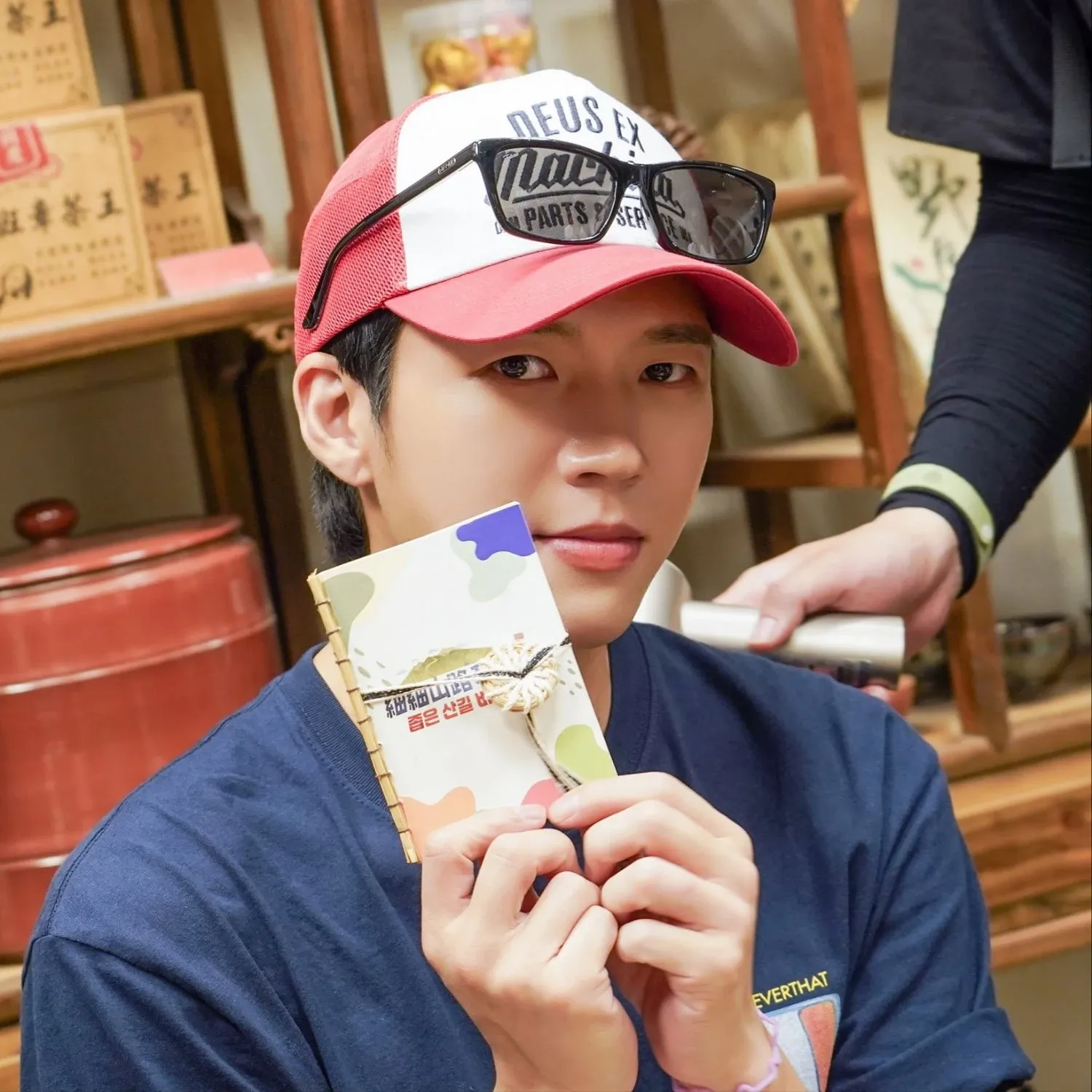 Behind-the-scenes cut of Woohyun (INFINITE)