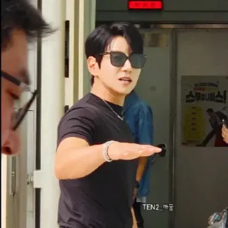 Behind-the-scenes cut of Hwang Chiyeol
