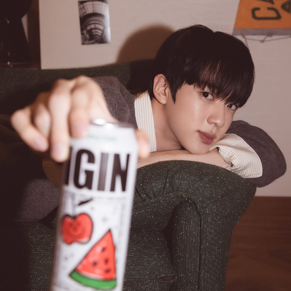 Foto aktivitas terbaru Jin (BTS)