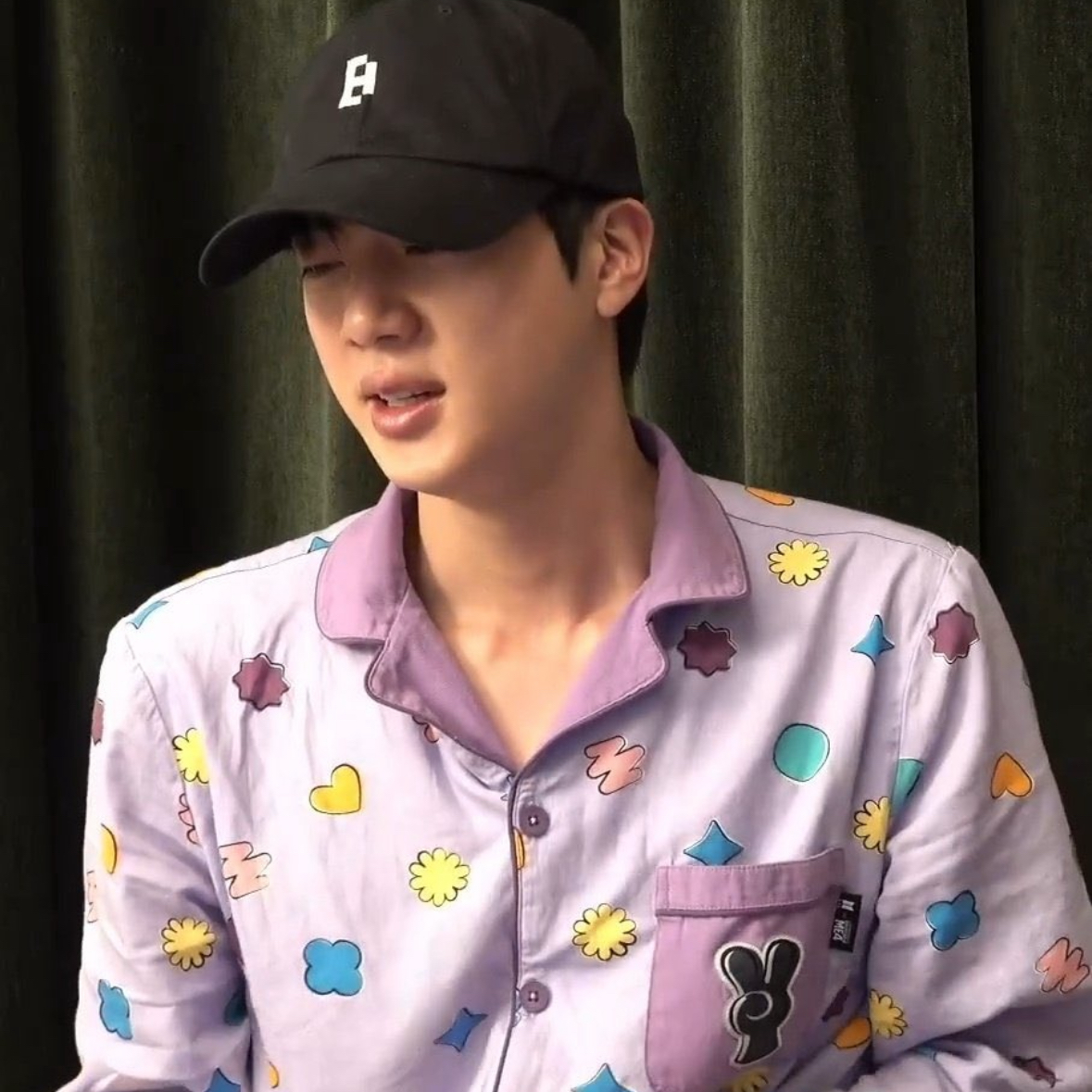 Foto aktivitas terbaru Jin (BTS)