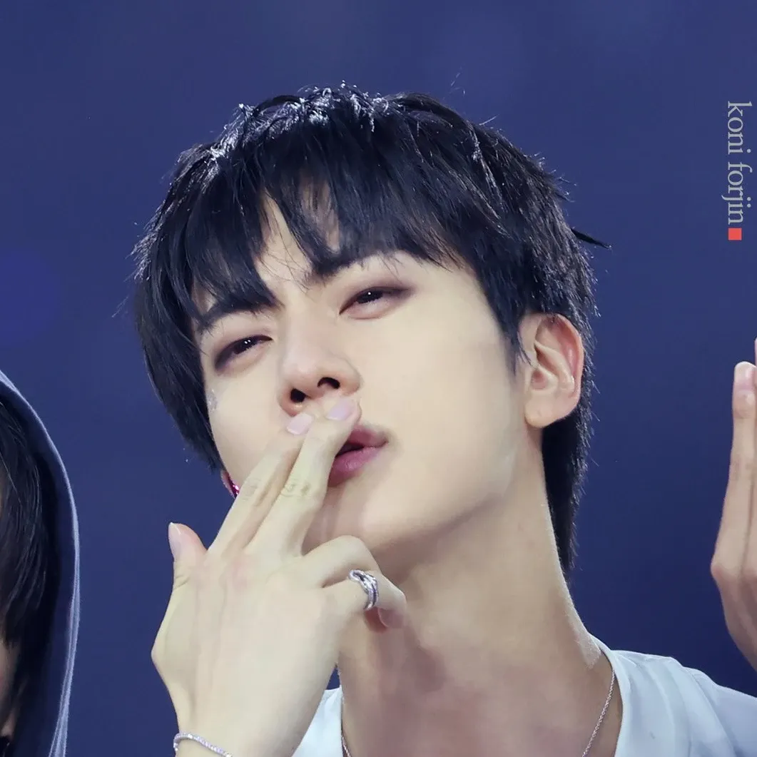 Foto aktivitas terbaru Jin (BTS)