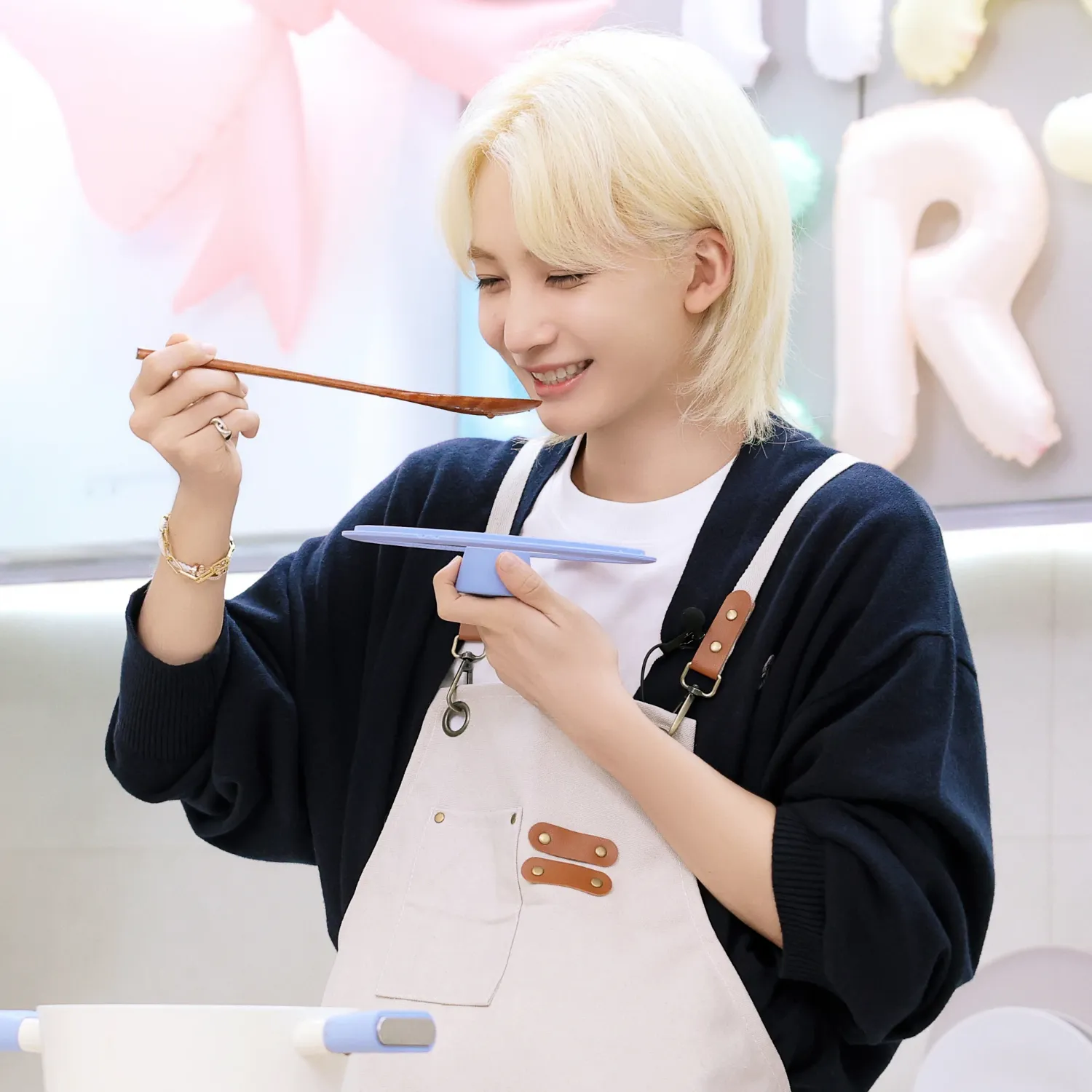 A moment captured by Jeonghan (SEVENTEEN)'s fan