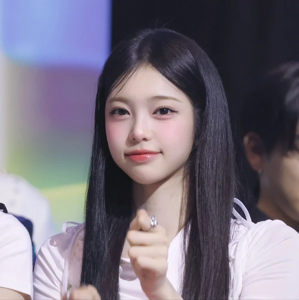 Popular profile image of Ian (Hearts2Hearts) selected by votes