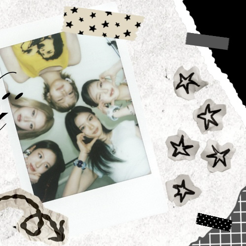 A moment captured by KiiiKiii's fan