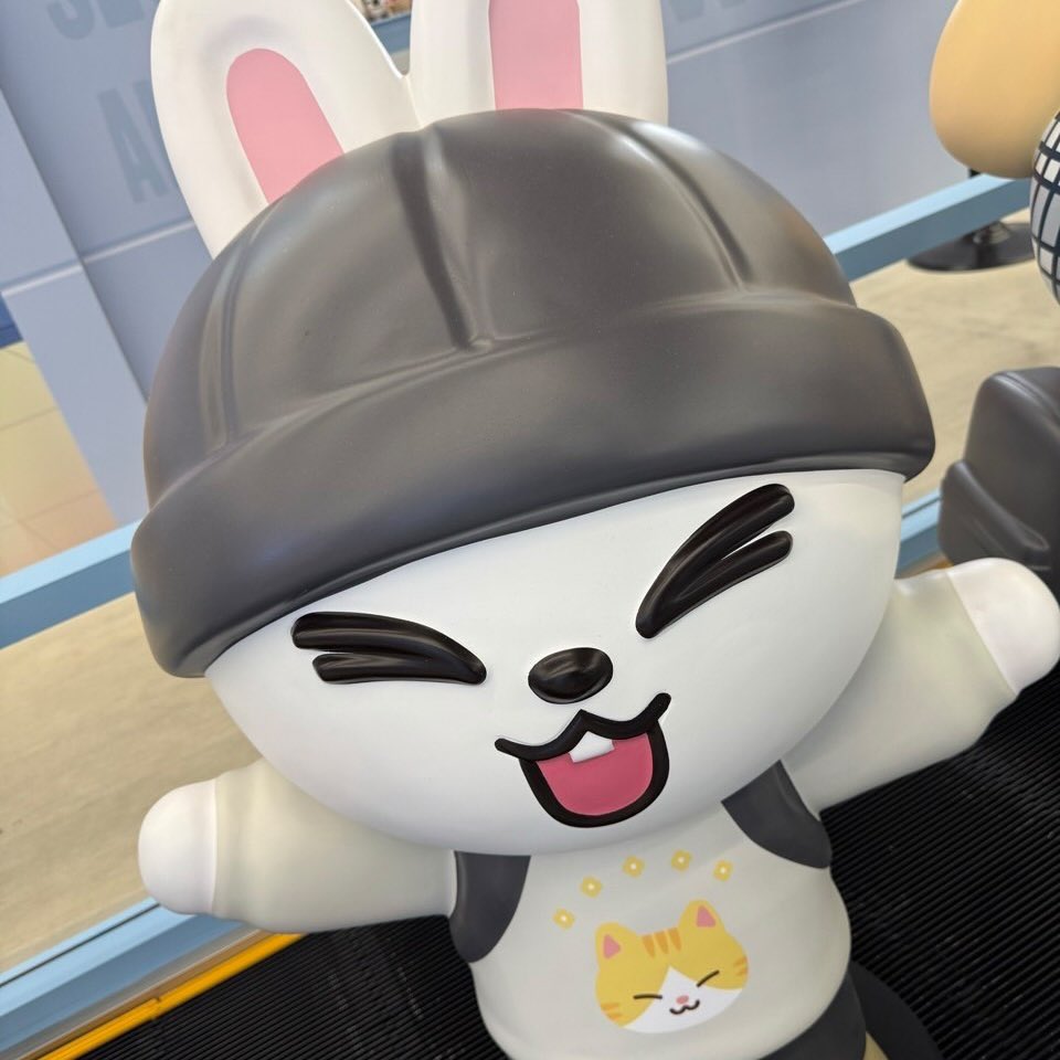 Latest photo of Lee Know (Stray Kids)