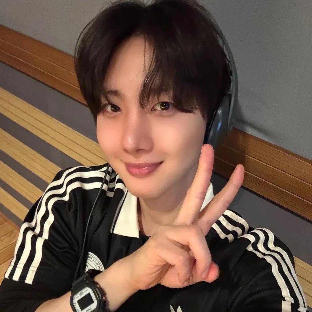 A moment captured by Hui (PENTAGON)'s fan