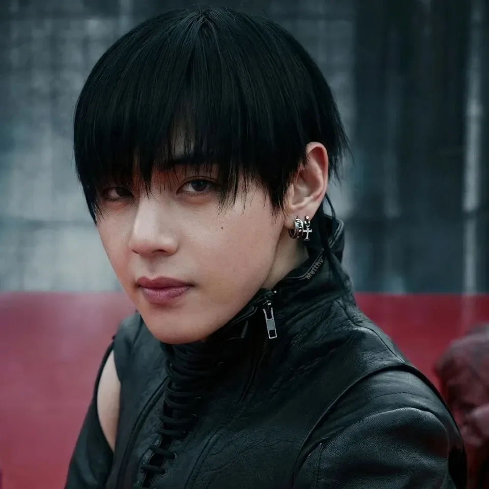 Behind-the-scenes cut of V (BTS)