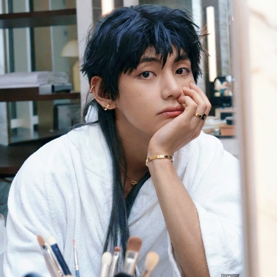 뷔 (방탄소년단)의 최신 사진