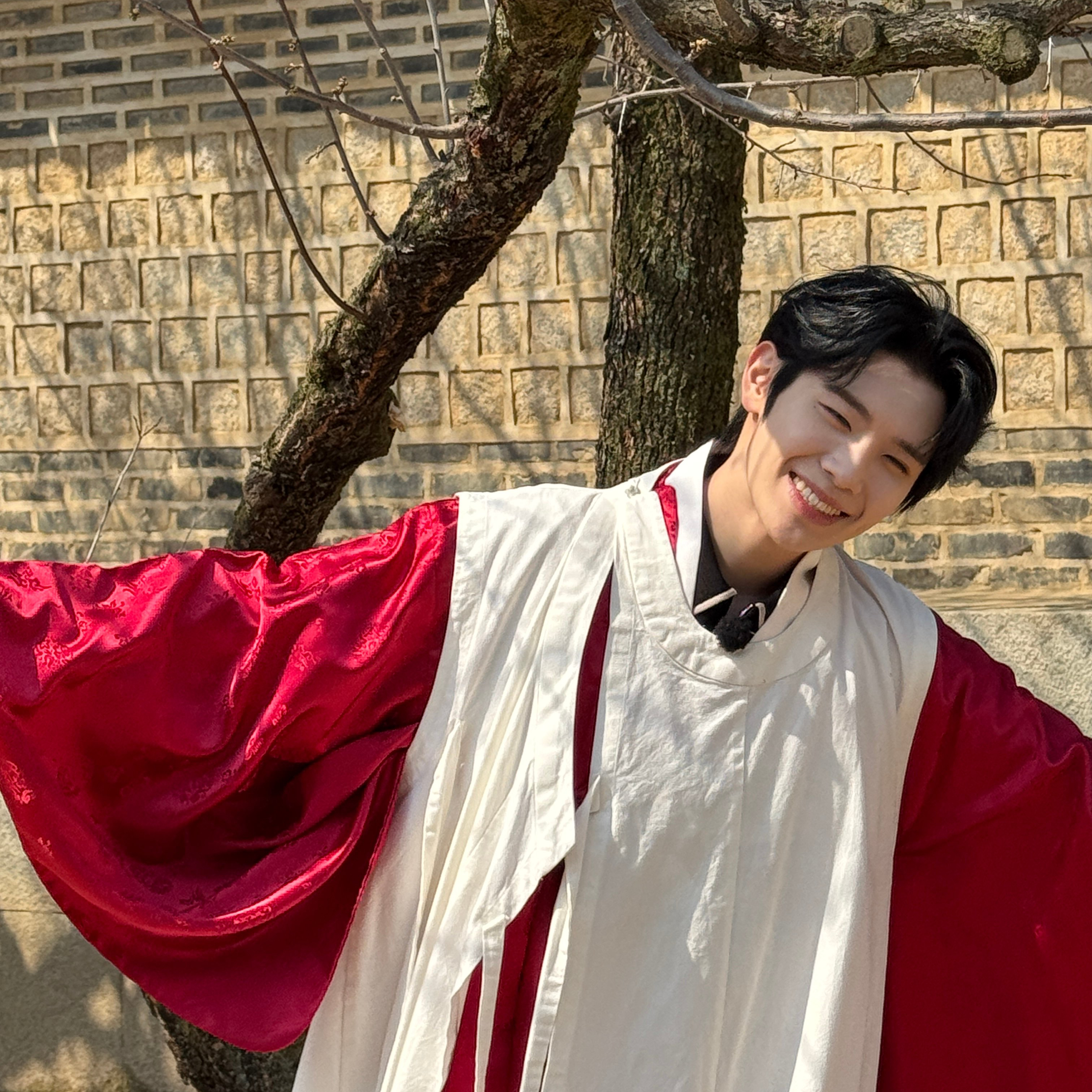 Recent activity shot of Kim Taerae (ZEROBASEONE)