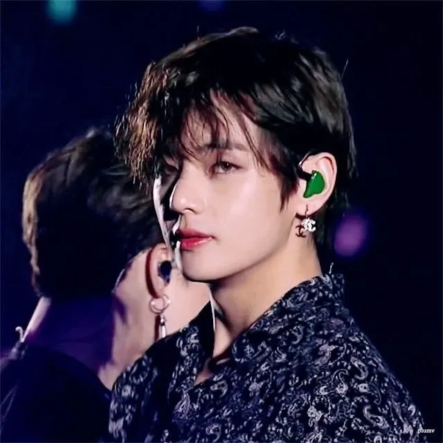 뷔 (방탄소년단)의 최신 사진