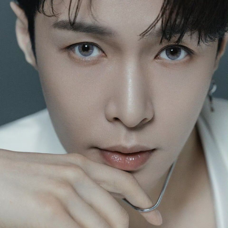 Behind-the-scenes cut of Lay (EXO)