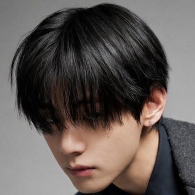 V (防彈少年團)的最新照片