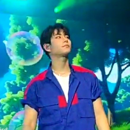 A moment captured by MJ (ASTRO)'s fan