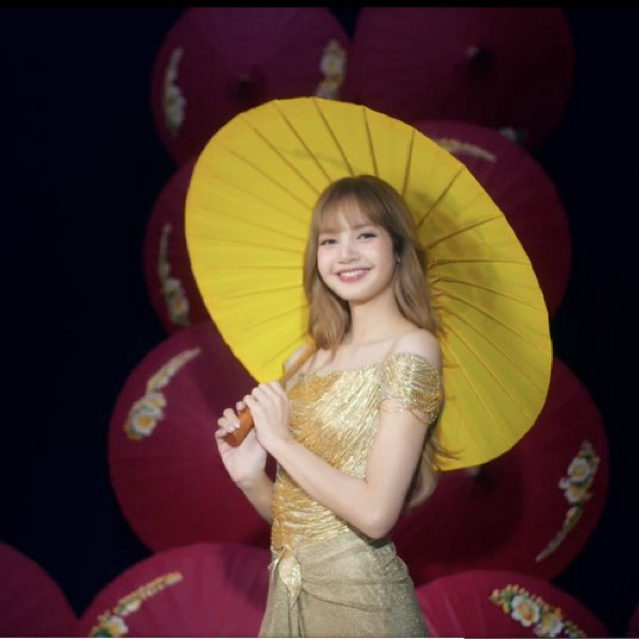 Momen yang diabadikan oleh penggemar Lisa (BLACKPINK)