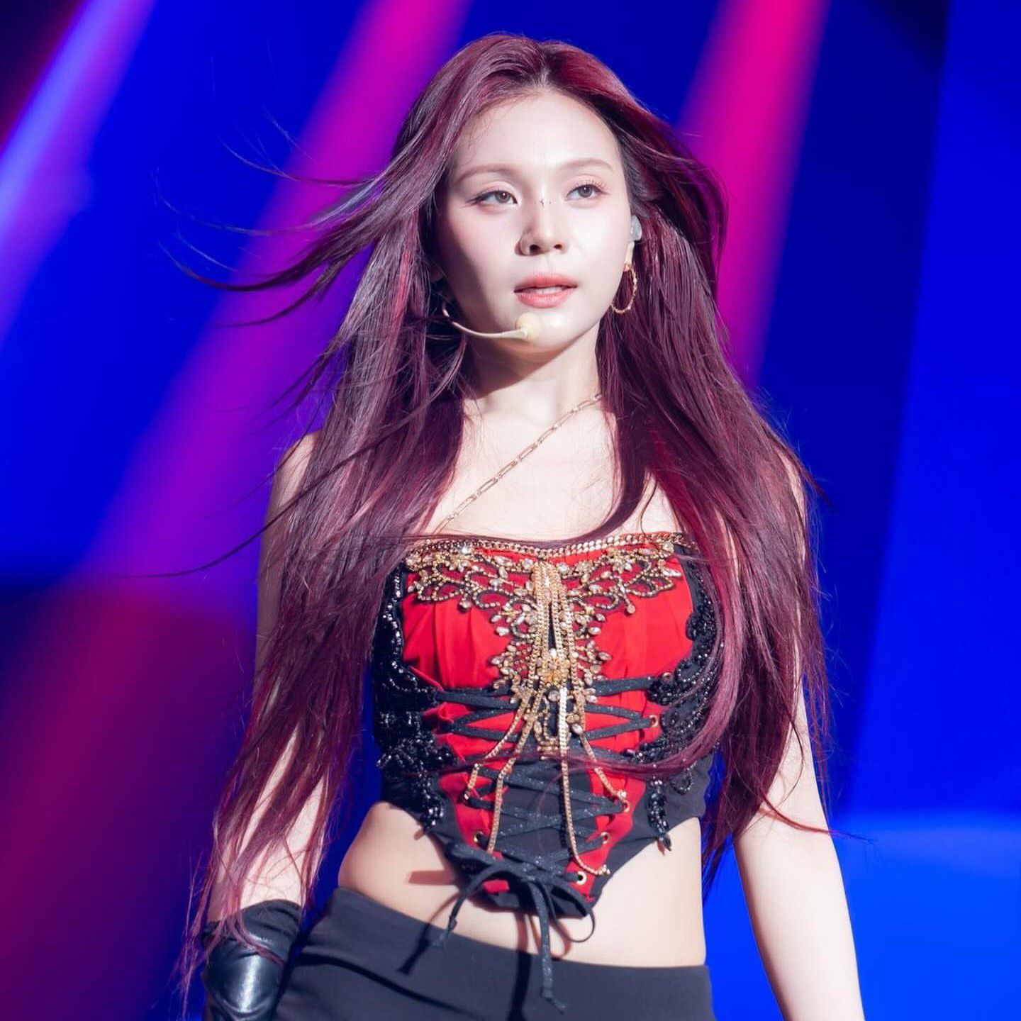 Behind-the-scenes cut of VIVIZ