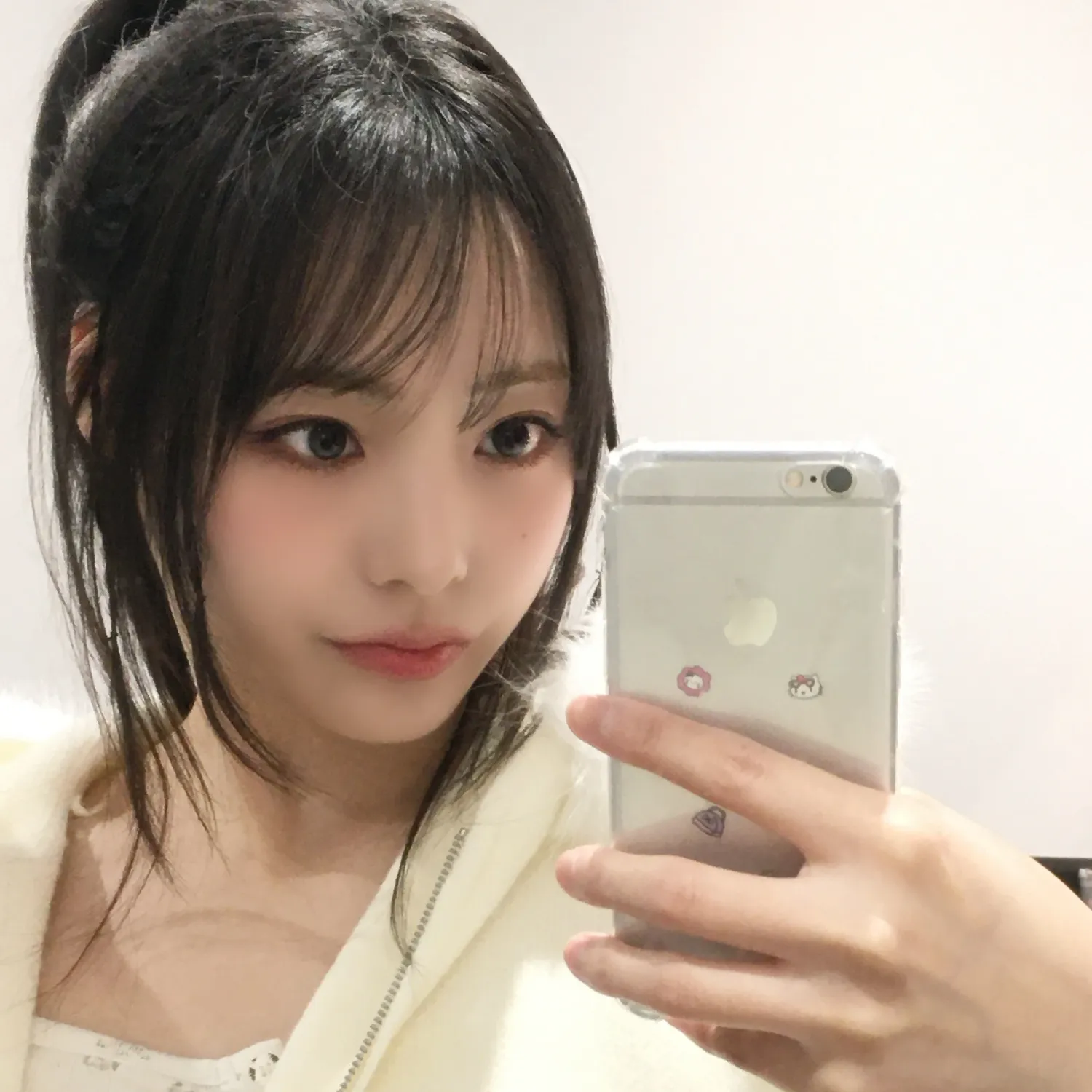 Behind-the-scenes cut of Siyeon (QWER)