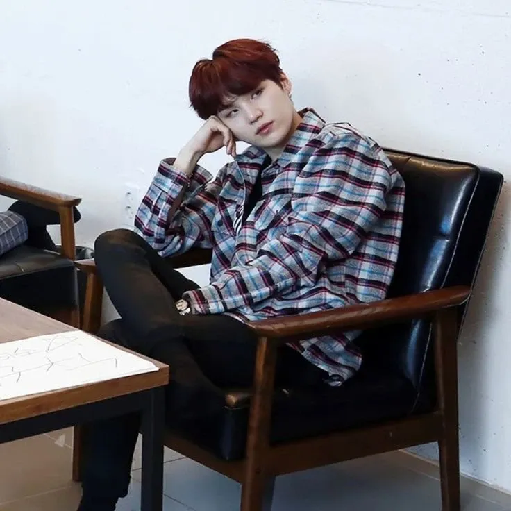 Foto aktivitas terbaru SUGA (BTS)