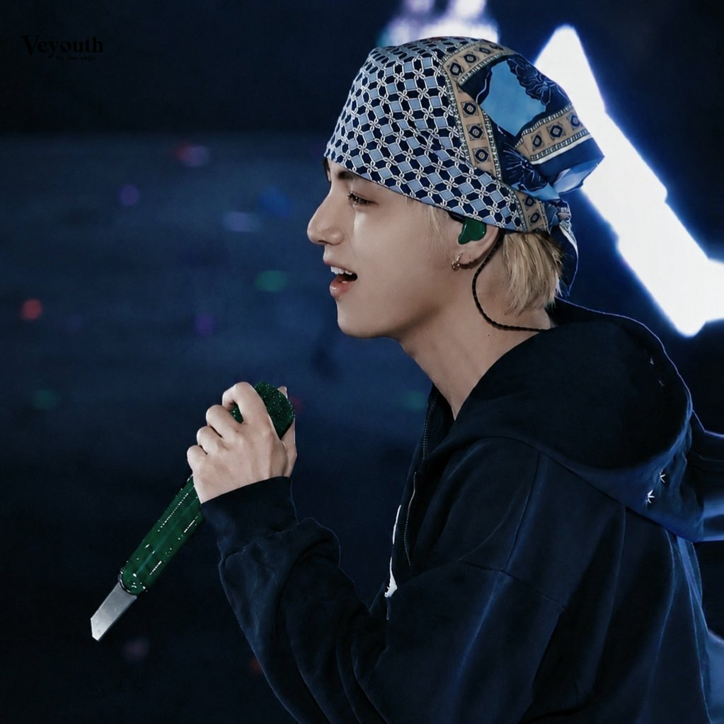 Behind-the-scenes cut of V (BTS)
