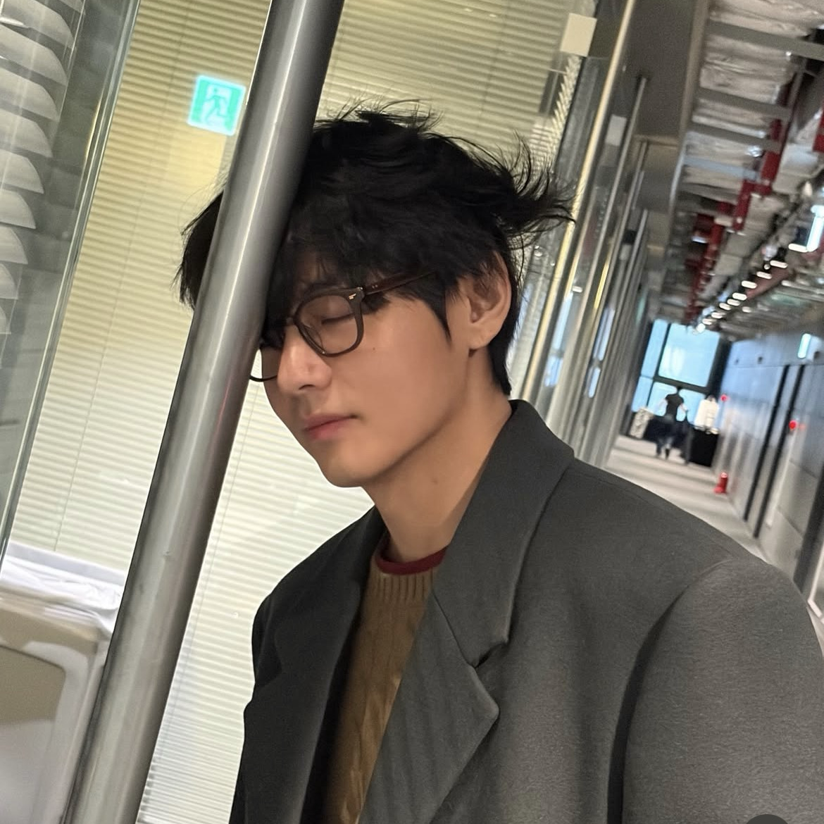 V (BTS)の舞台裏ショット