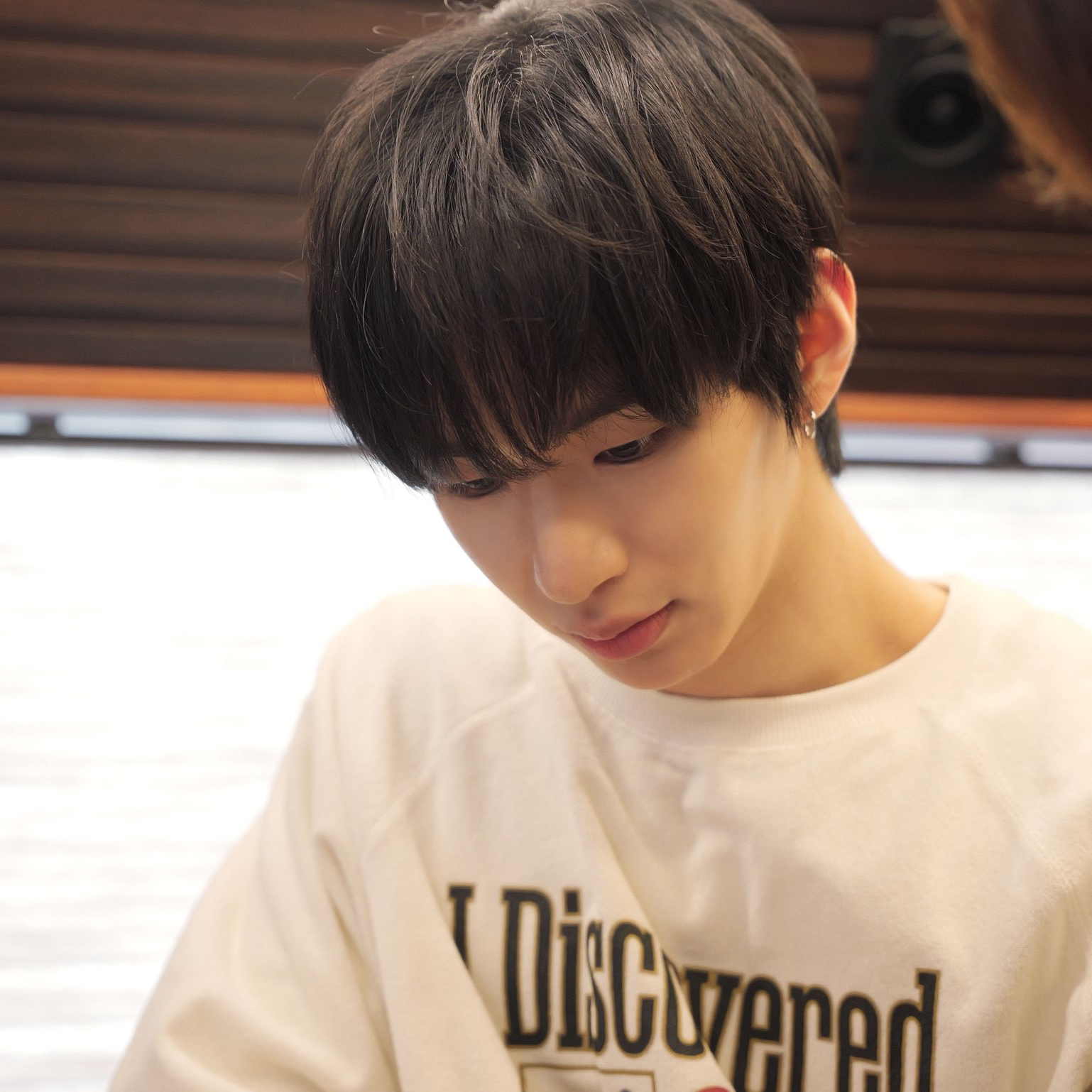 Behind-the-scenes cut of Sungjun (TUNEXX)