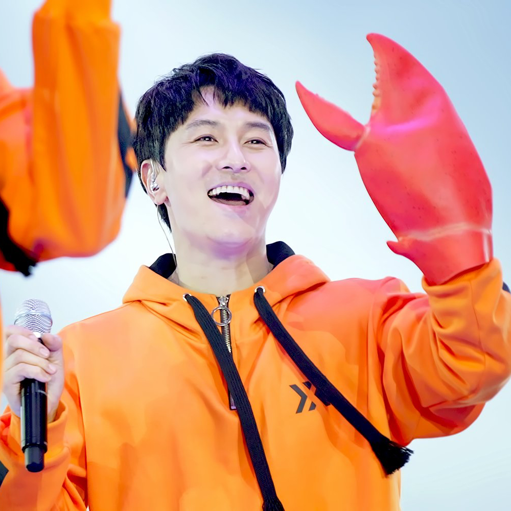 A moment captured by Kim Dongwan (SHINHWA)'s fan