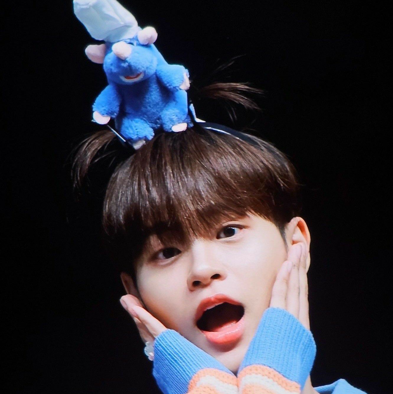 A moment captured by Lee Daehwi (AB6IX)'s fan