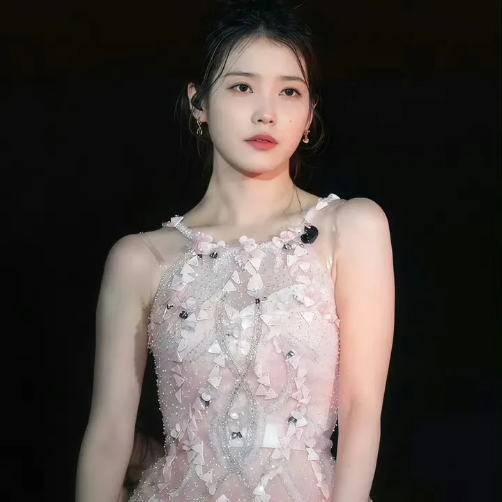 Foto aktivitas terbaru IU