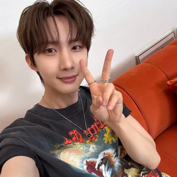 捕捉到Hui (PENTAGON)魅力的代表照片